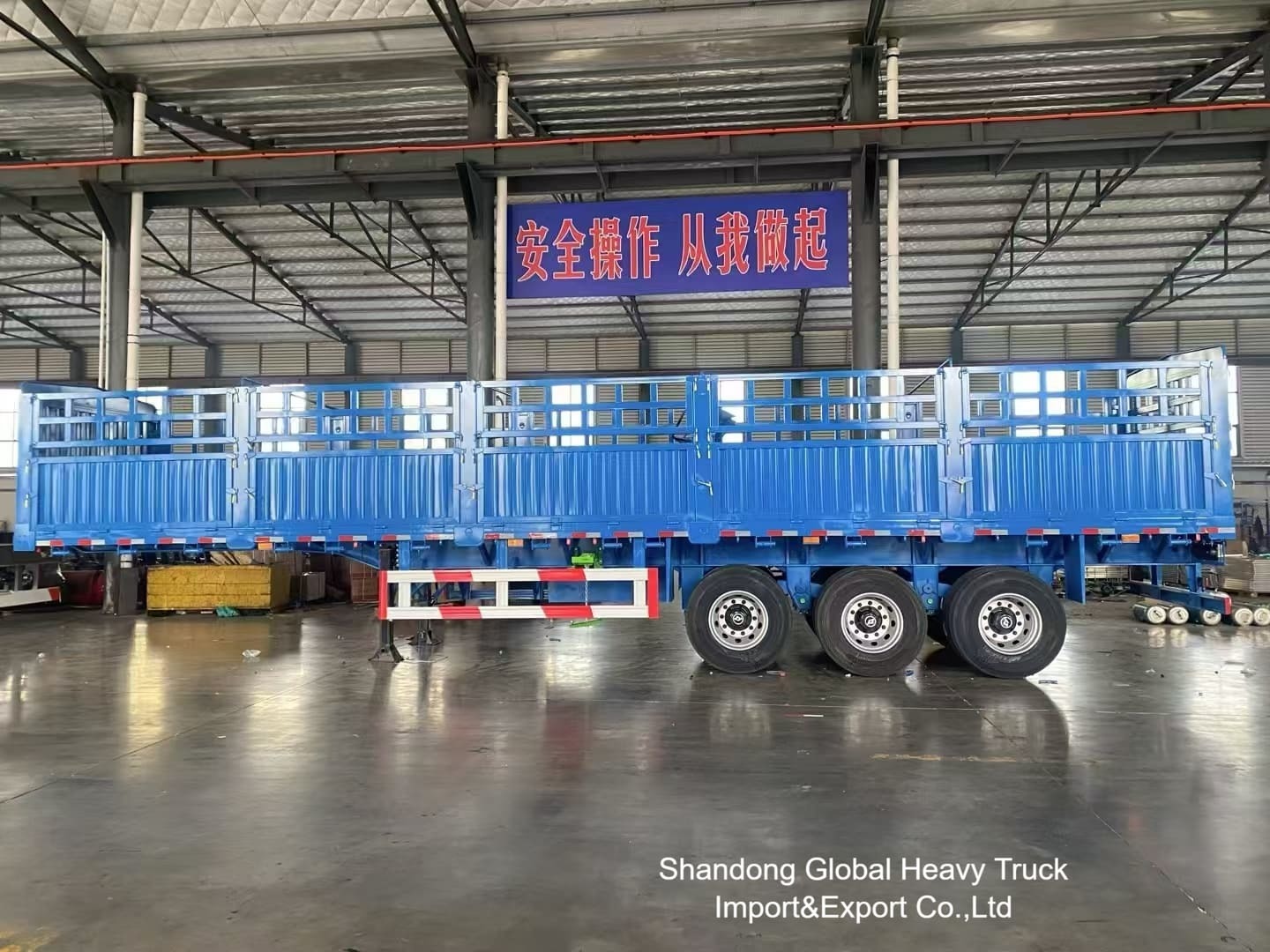 Semirimorchio a 3 assi da 50 tonnellate con sospensioni pneumatiche e sponda