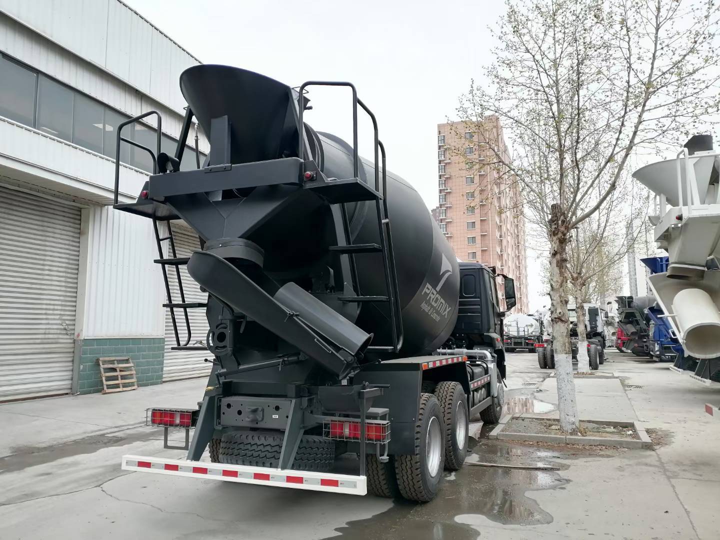 Sinotruk HOWO 6X4 Camione miscelatore di calcestruzzo da 12 m3 con carico utile di 30 T e motore da 300-400 CV