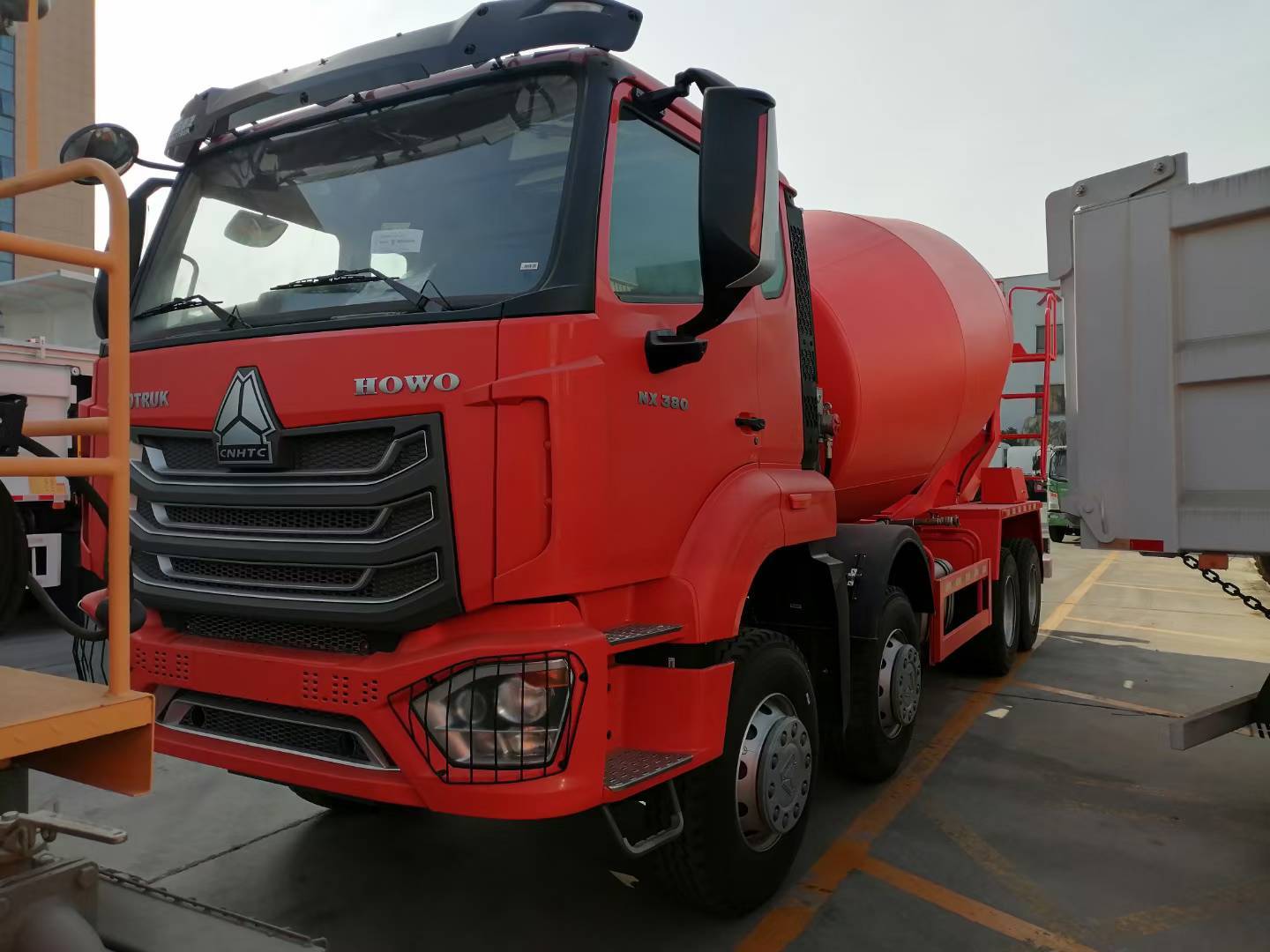Sinotruk HOWO Camione miscelatore di calcestruzzo con capacità da 6 a 18 m3, motore diesel e tamburo resistente all'usura
