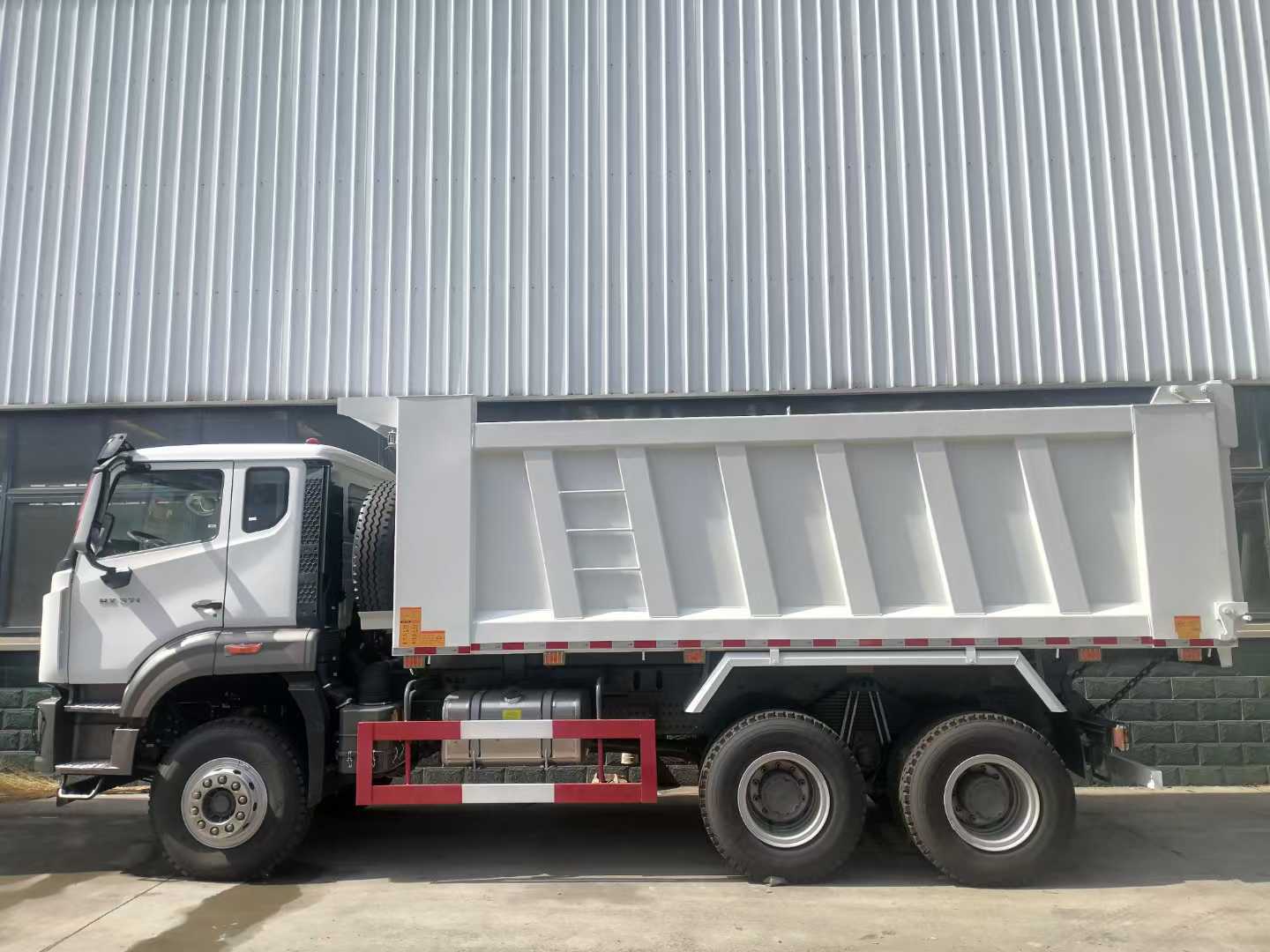 Autocarro robusto usato Sinotruk HOWO Nx 440HP 6X4 per esigenze gravose