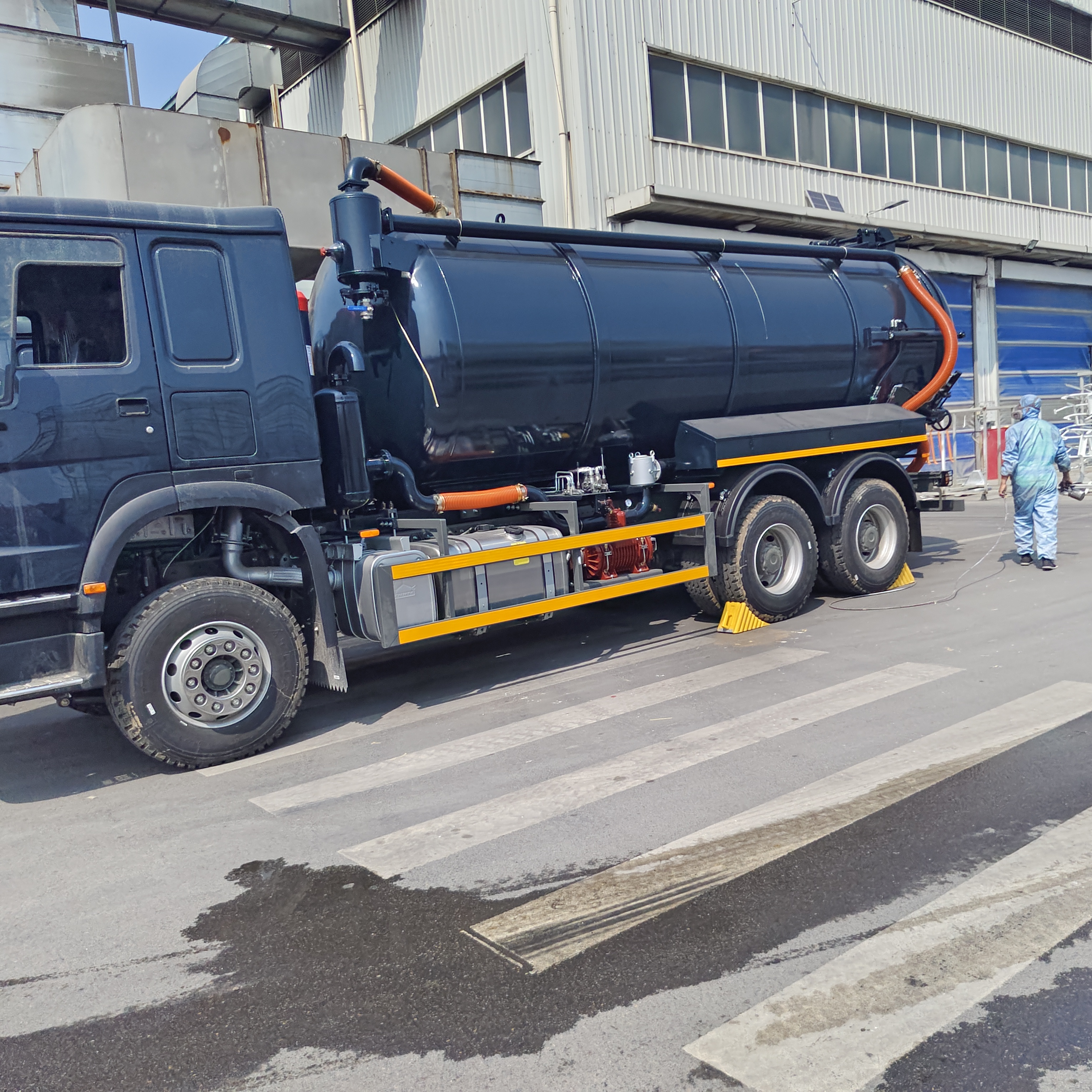 HOWO 15CBM Camion aspiratore aspiratore di acque reflue a vuoto con ruota motrice 6*4 e scarico idraulico per la pulizia delle cisterne settiche