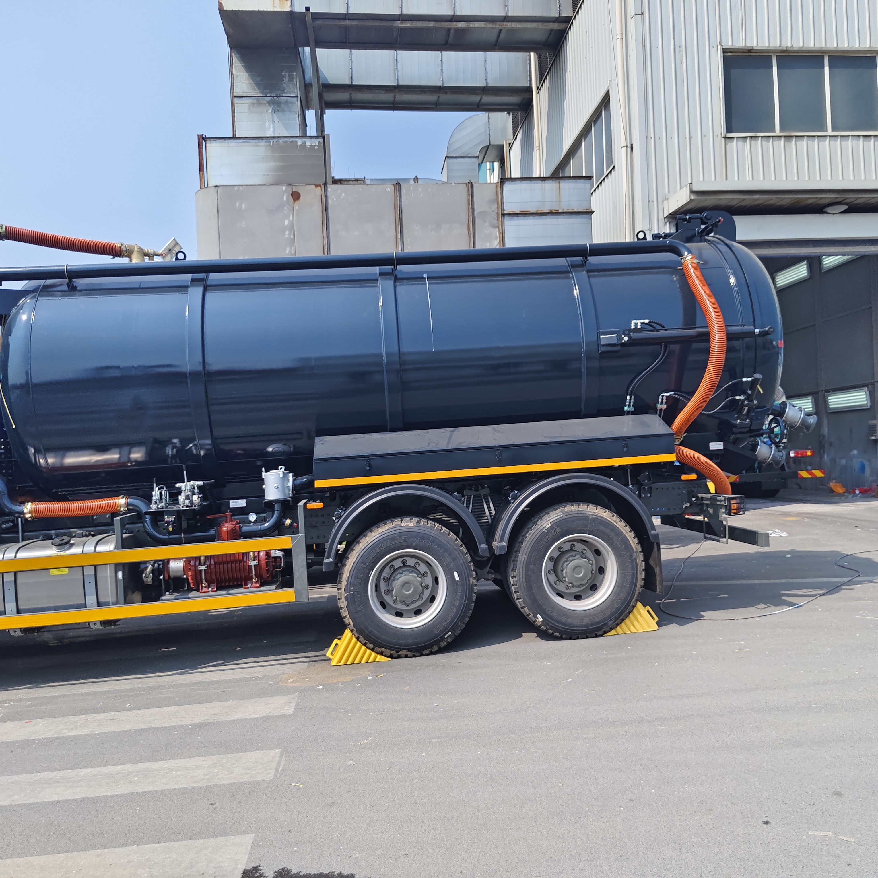 HOWO 15CBM Camion aspiratore aspiratore per fognature con tipo di azionamento 6×4 e scarico idraulico a ribaltamento per la pulizia delle cisterne settiche