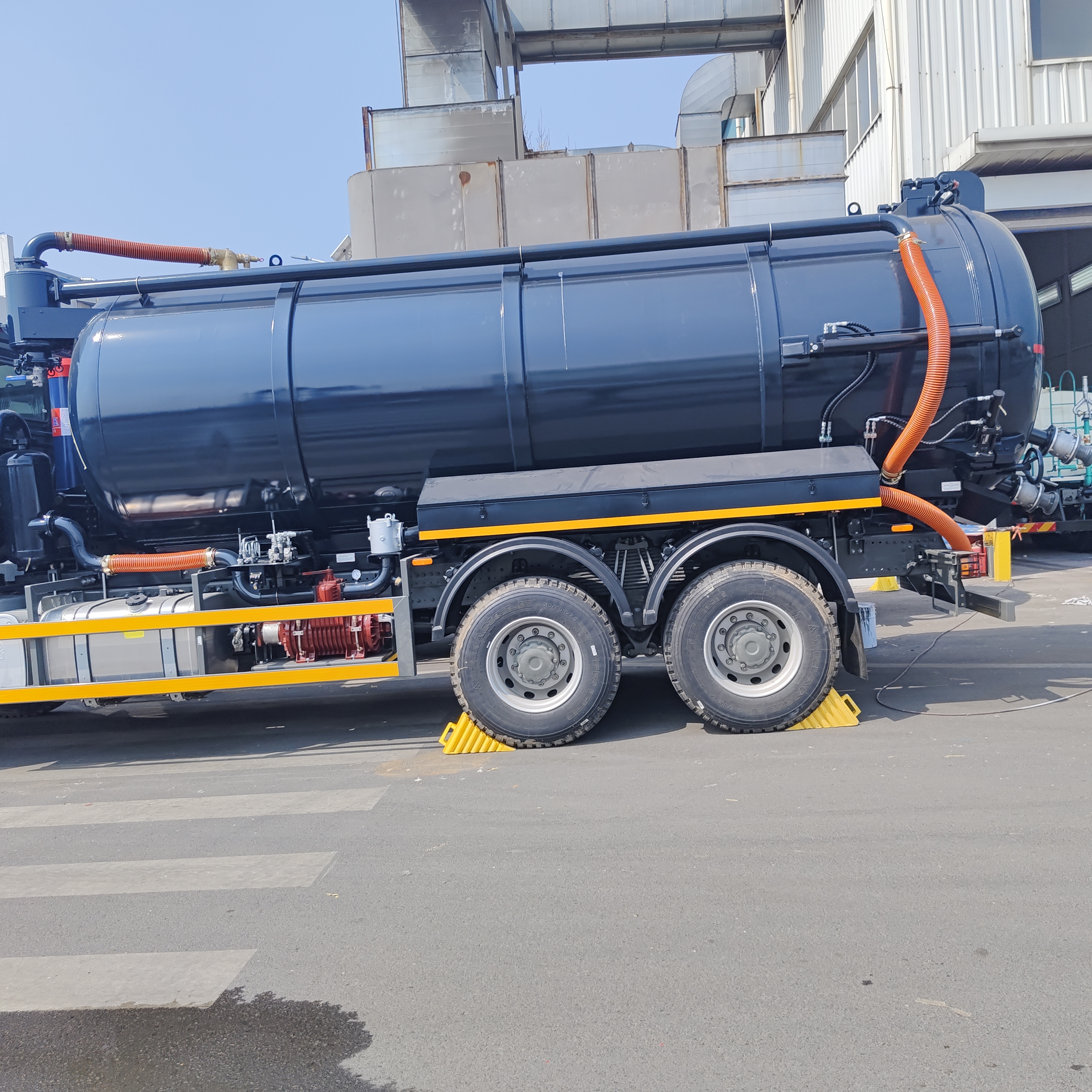 HOWO 15CBM Truck aspiratore aspiratore di acque reflue con motore da 266 CV e 6×4 drive per la pulizia delle cisterne settiche