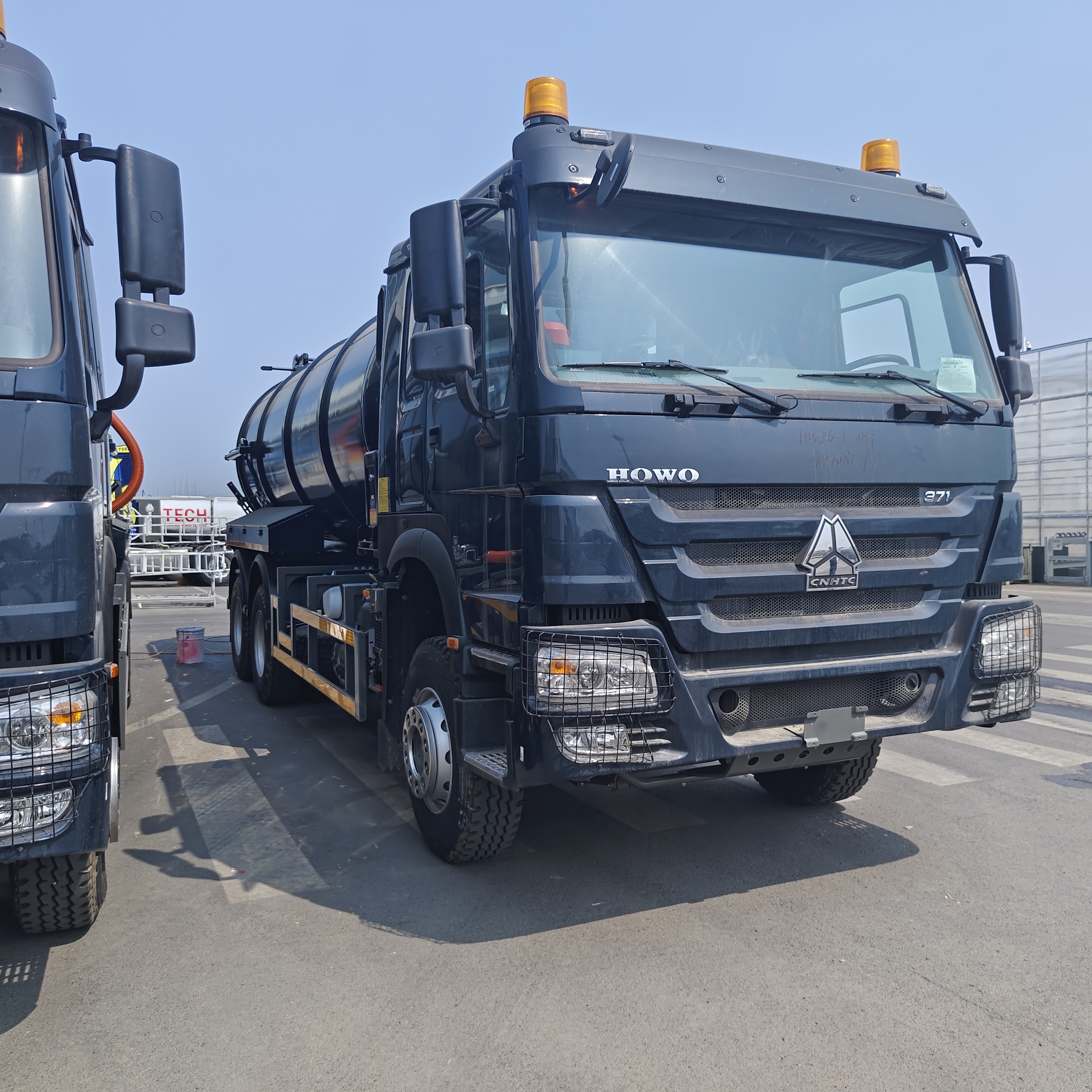 HOWO 15CBM Camion aspiratore a vuoto con ruota motrice 6*4 e carburante diesel per la pulizia delle cisterne settiche e il trasporto dei fanghi