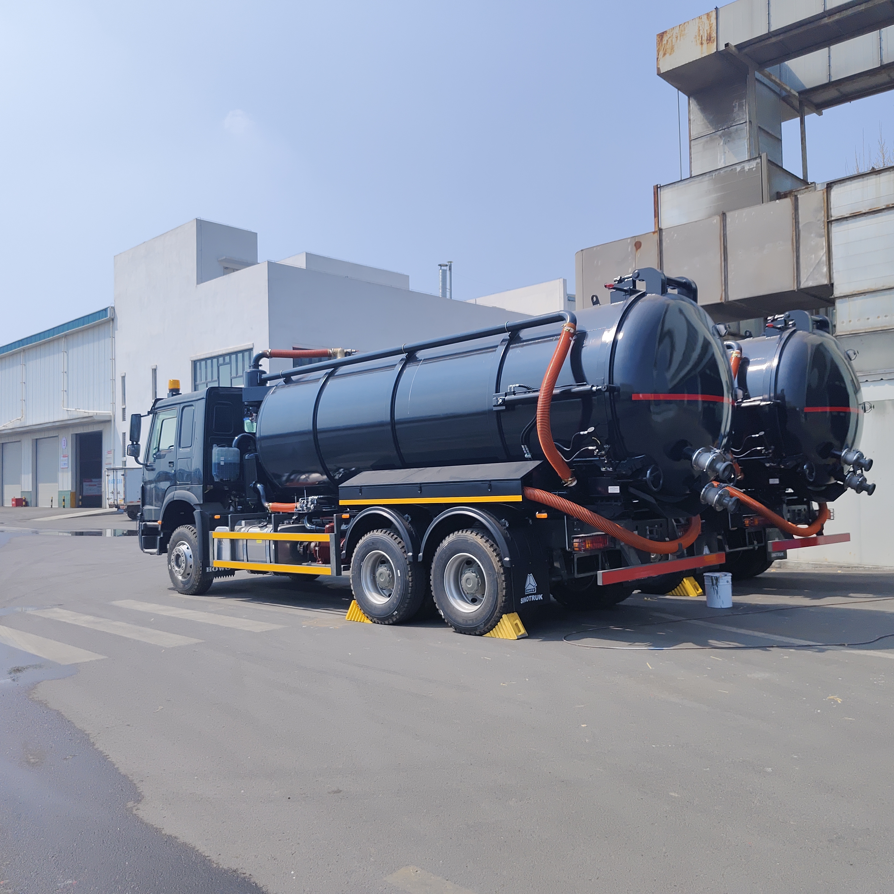 HOWO 15CBM Camion aspiratore aspiratore di acque reflue a vuoto con tipo di azionamento 6×4 e potenza del motore di 266 CV per la pulizia dei rifiuti municipali e industriali
