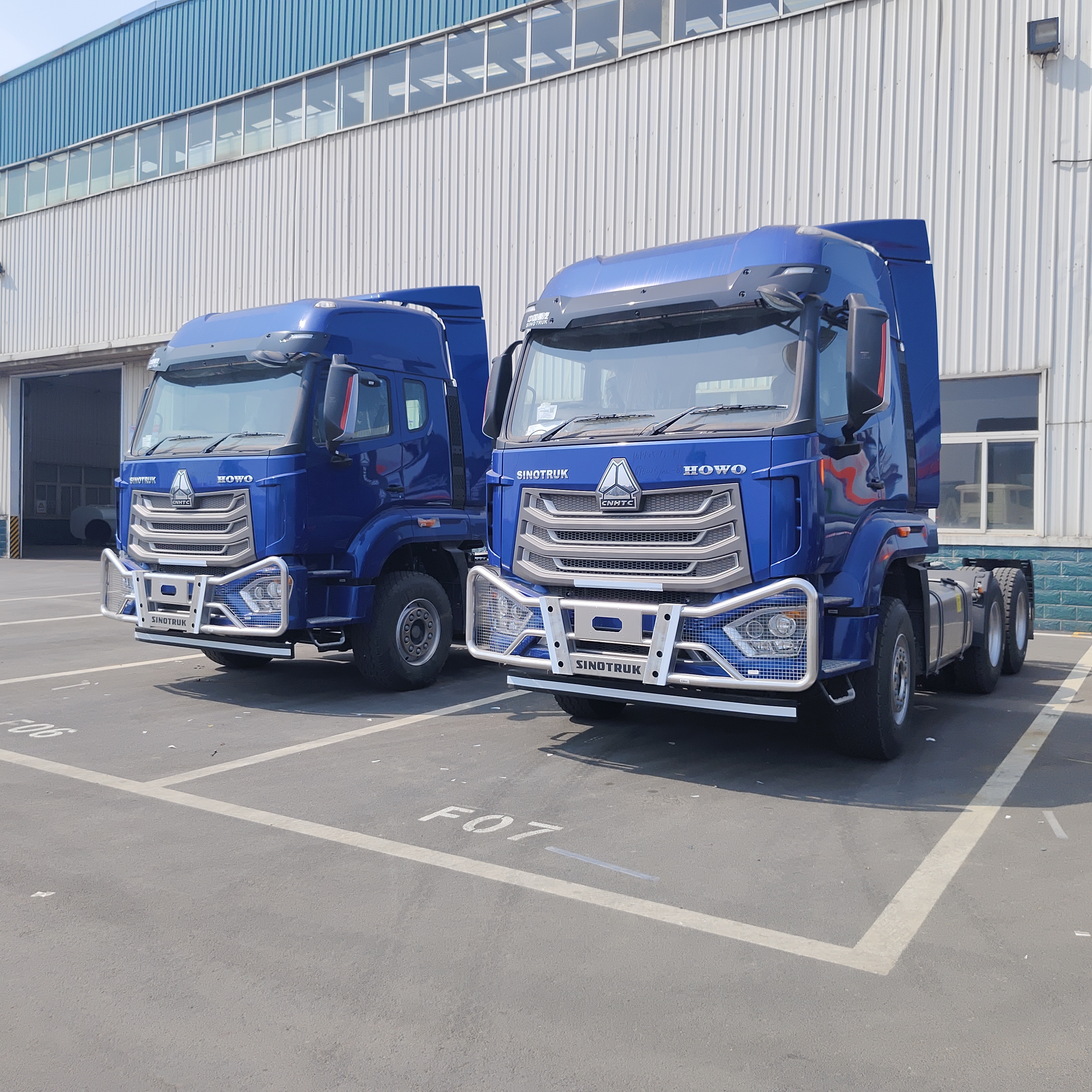 HOWO NX Camionettore con ruota motrice 6×4 motore diesel pesante e cabina a tetto alto per il trasporto minerario e merci a lunga distanza
