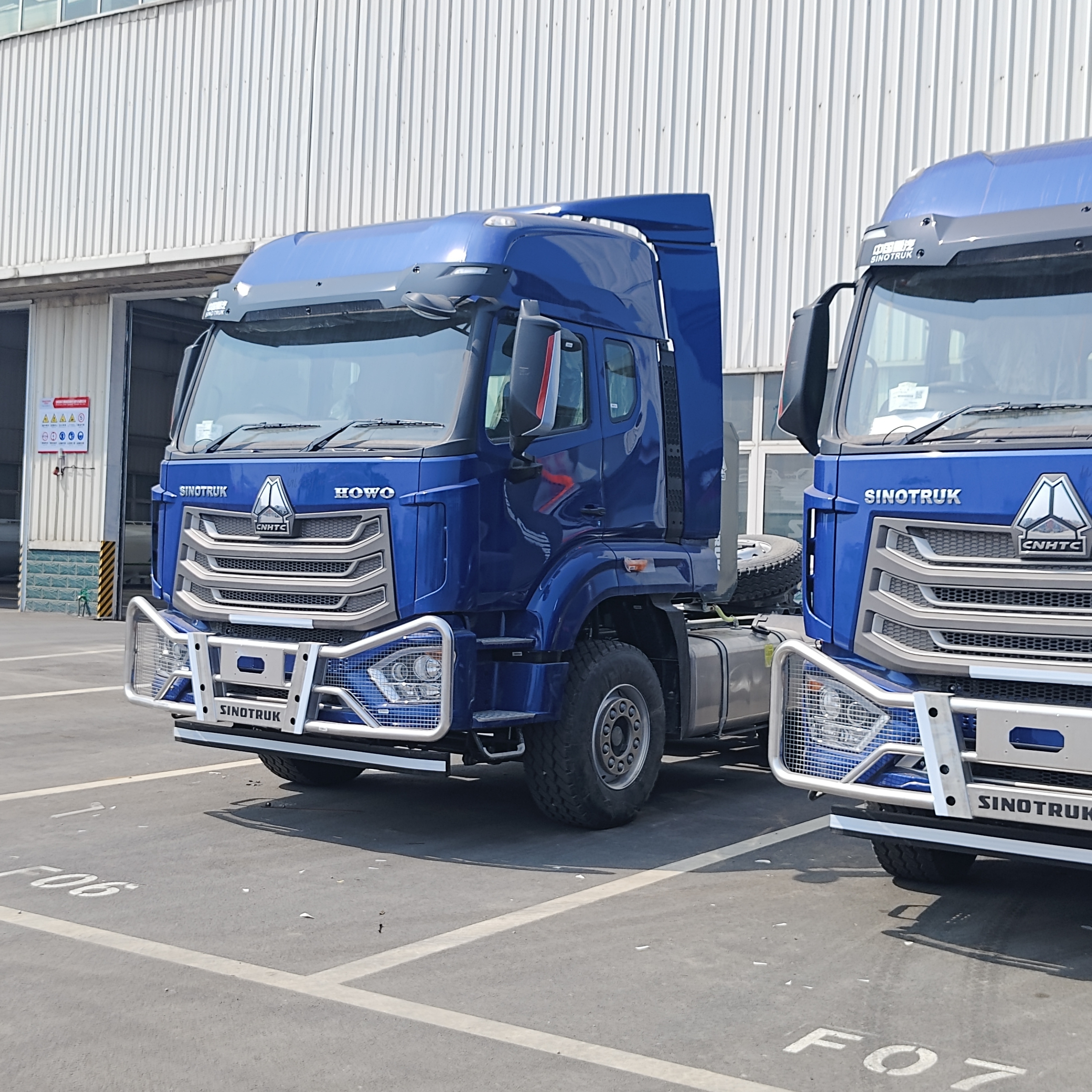 Camion trattore Howo NX 6×4 con motore da 380 CV e sospensioni a balestra per carichi pesanti per il trasporto di carichi pesanti