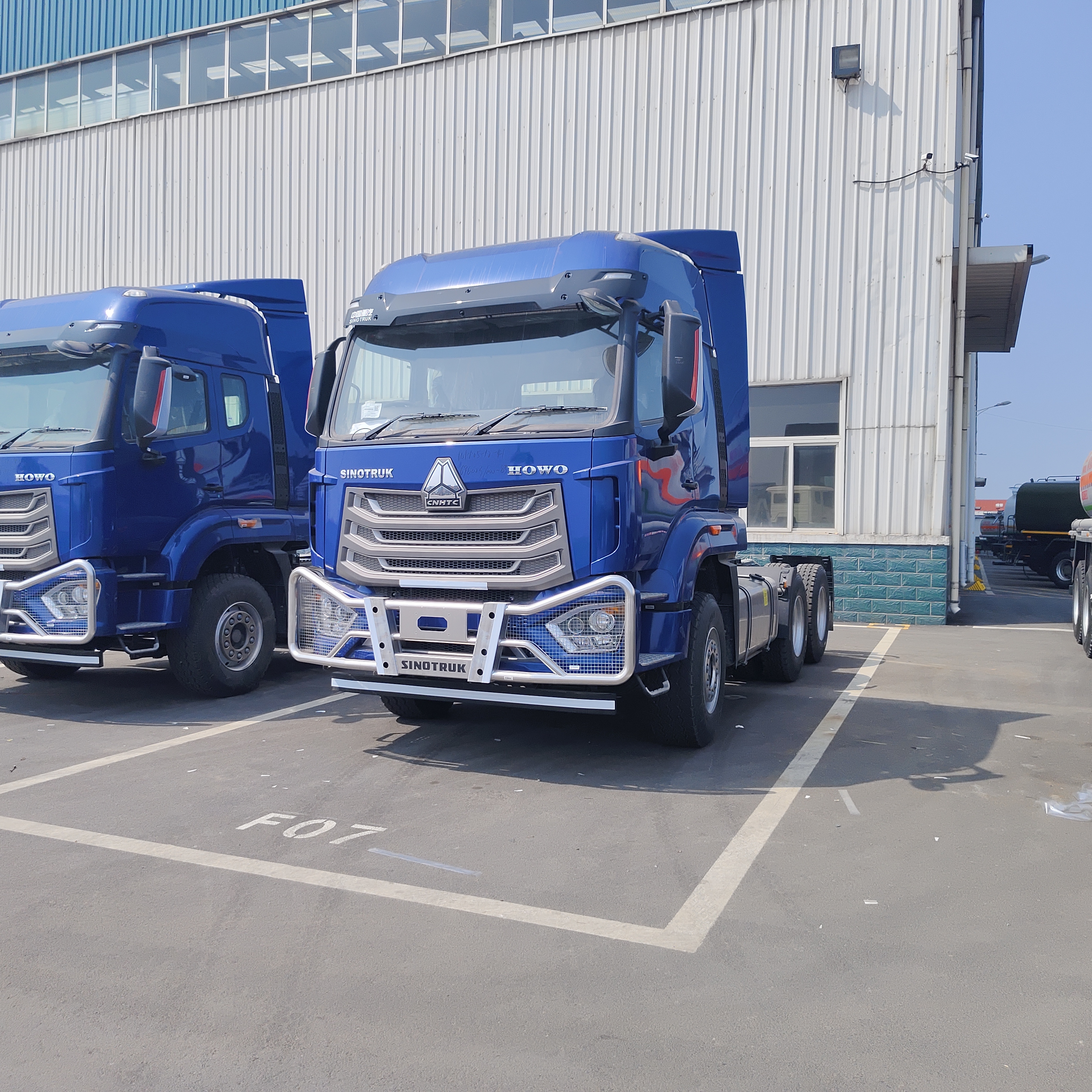 Camion trattore HOWO NX 6×4 con motore 380HP-460HP per trasporto di carichi pesanti e logistica a lunga distanza