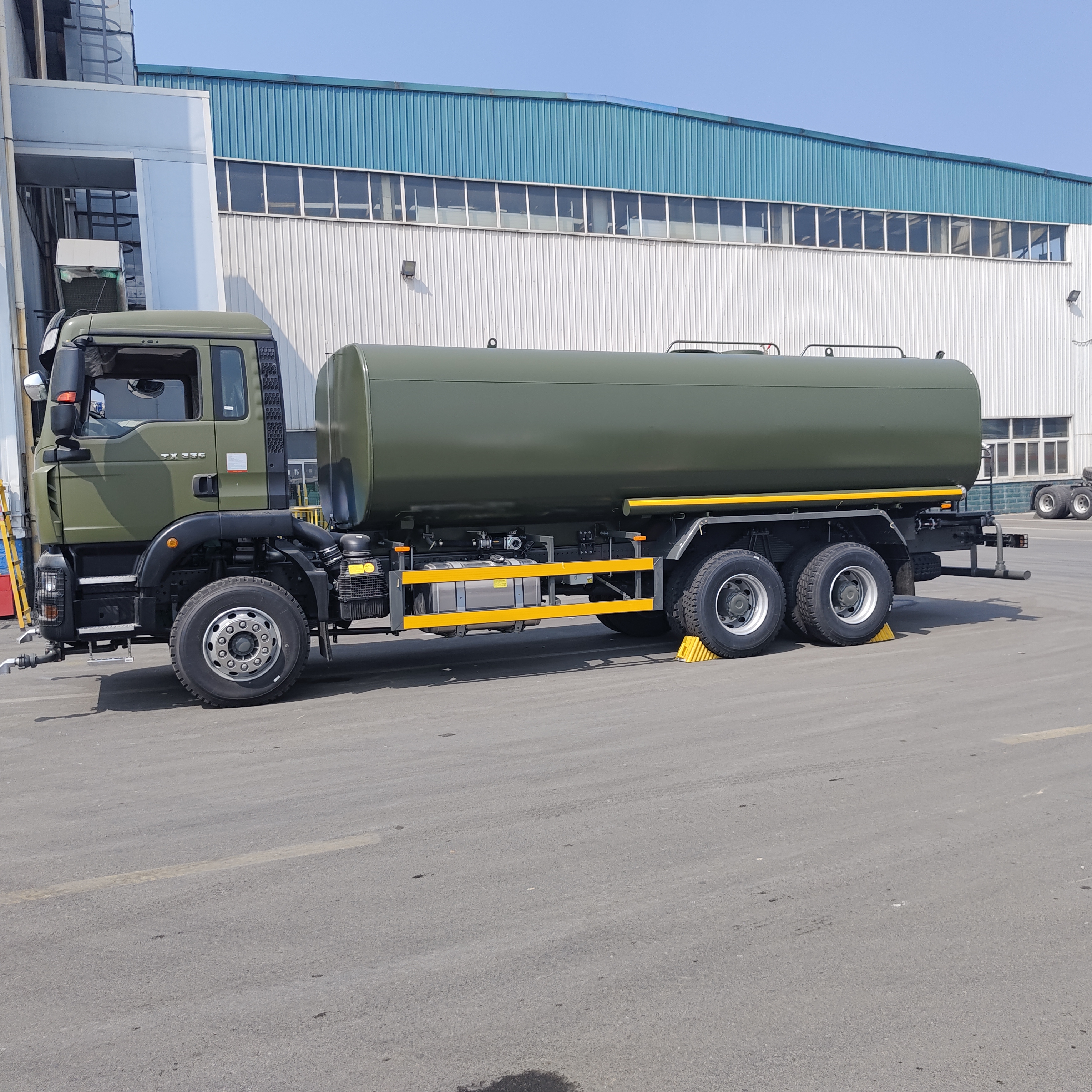 HOWO TX 6×4 Camione serbatoio dell'acqua con 15-20 CBM di capacità pompa ad alta pressione ad acqua centrifuga e corpo serbatoio rinforzato per la soppressione della polvere e pulizia municipale