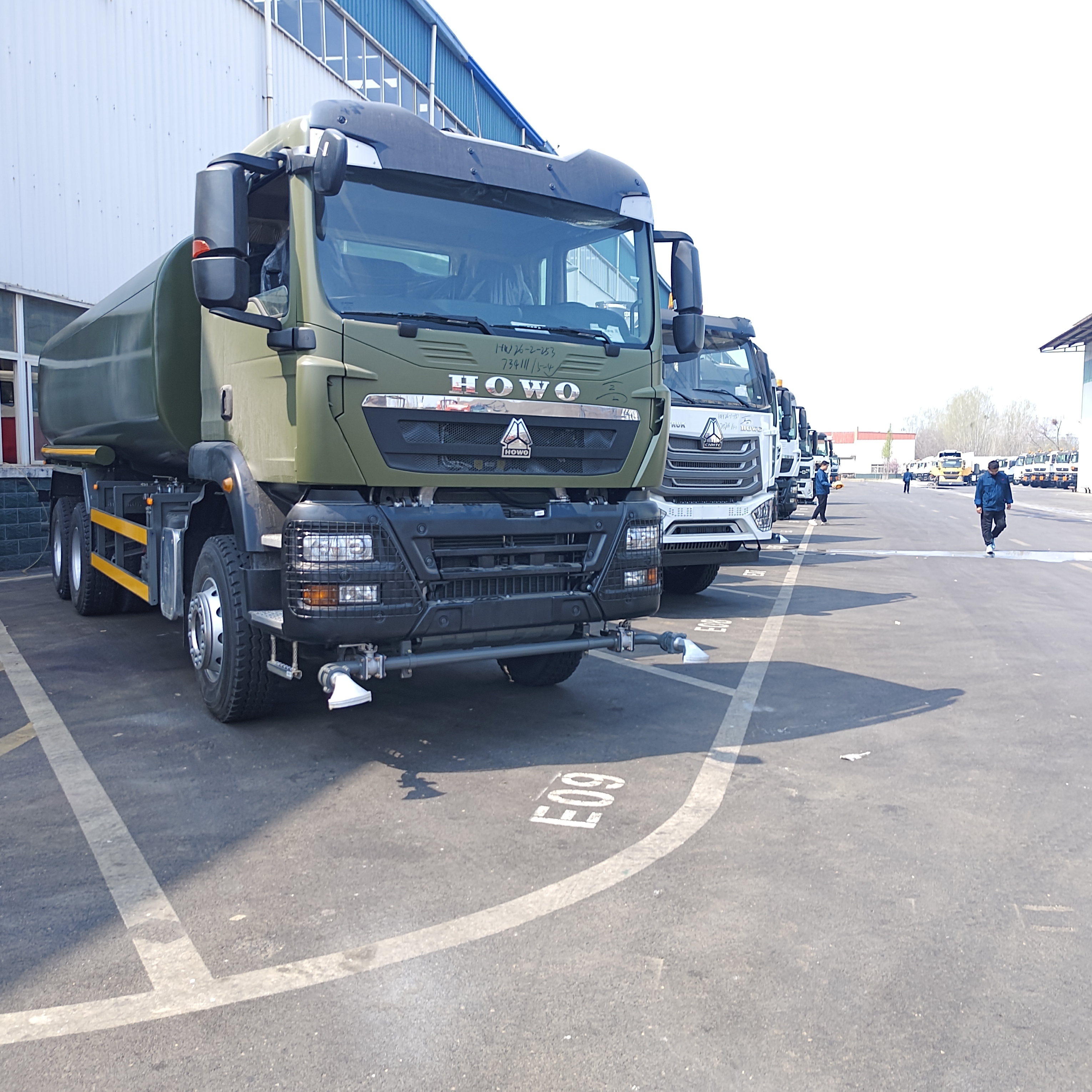 HOWO TX 6×4 camion serbatoio dell'acqua con carico utile di 20 tonnellate e standard di emissione Euro 2 per la soppressione della polvere stradale e l'uso municipale
