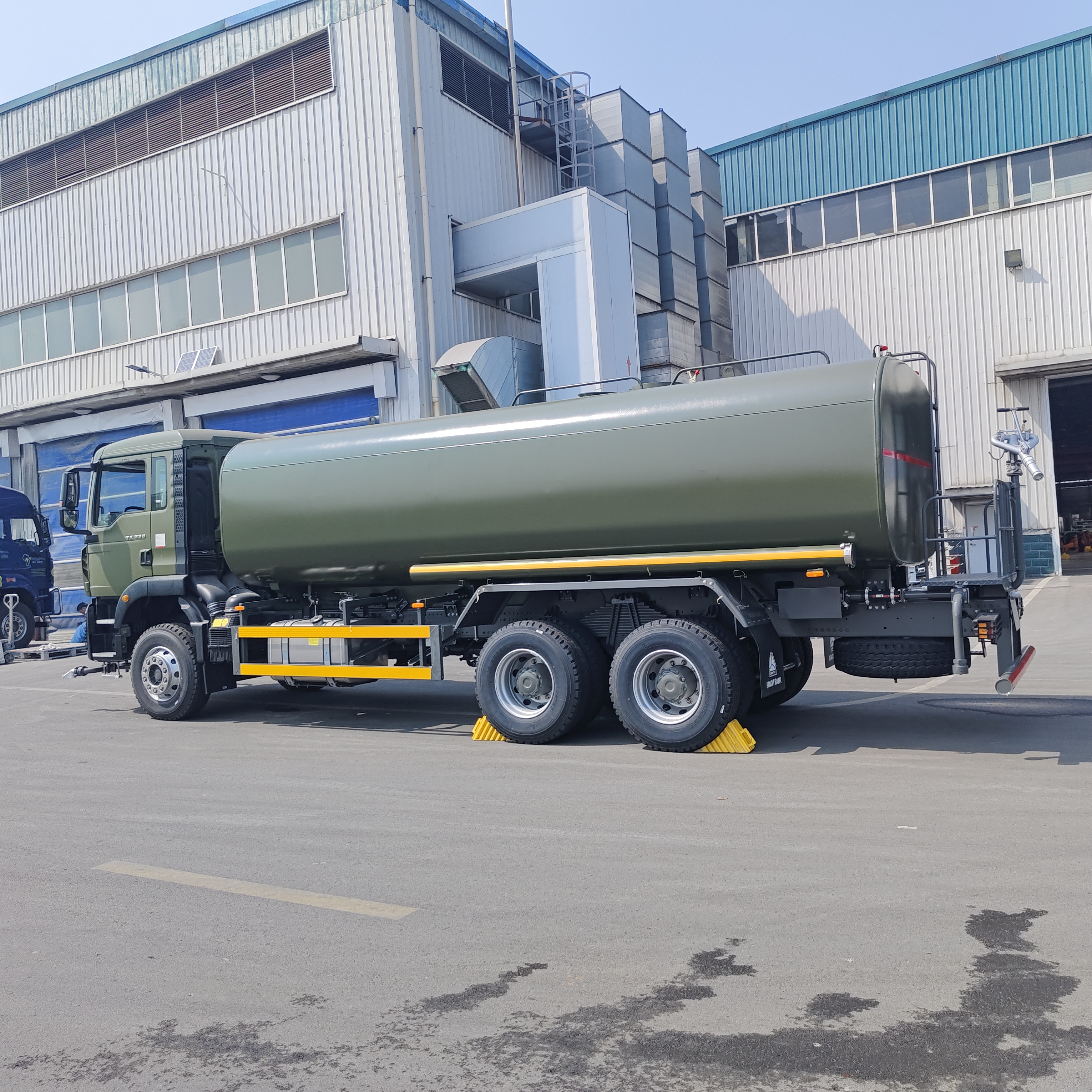 HOWO TX 6×4 camion serbatoio dell'acqua con 15-20 CBM di capacità e pompa ad alta pressione per il controllo della polvere e l'irrigazione