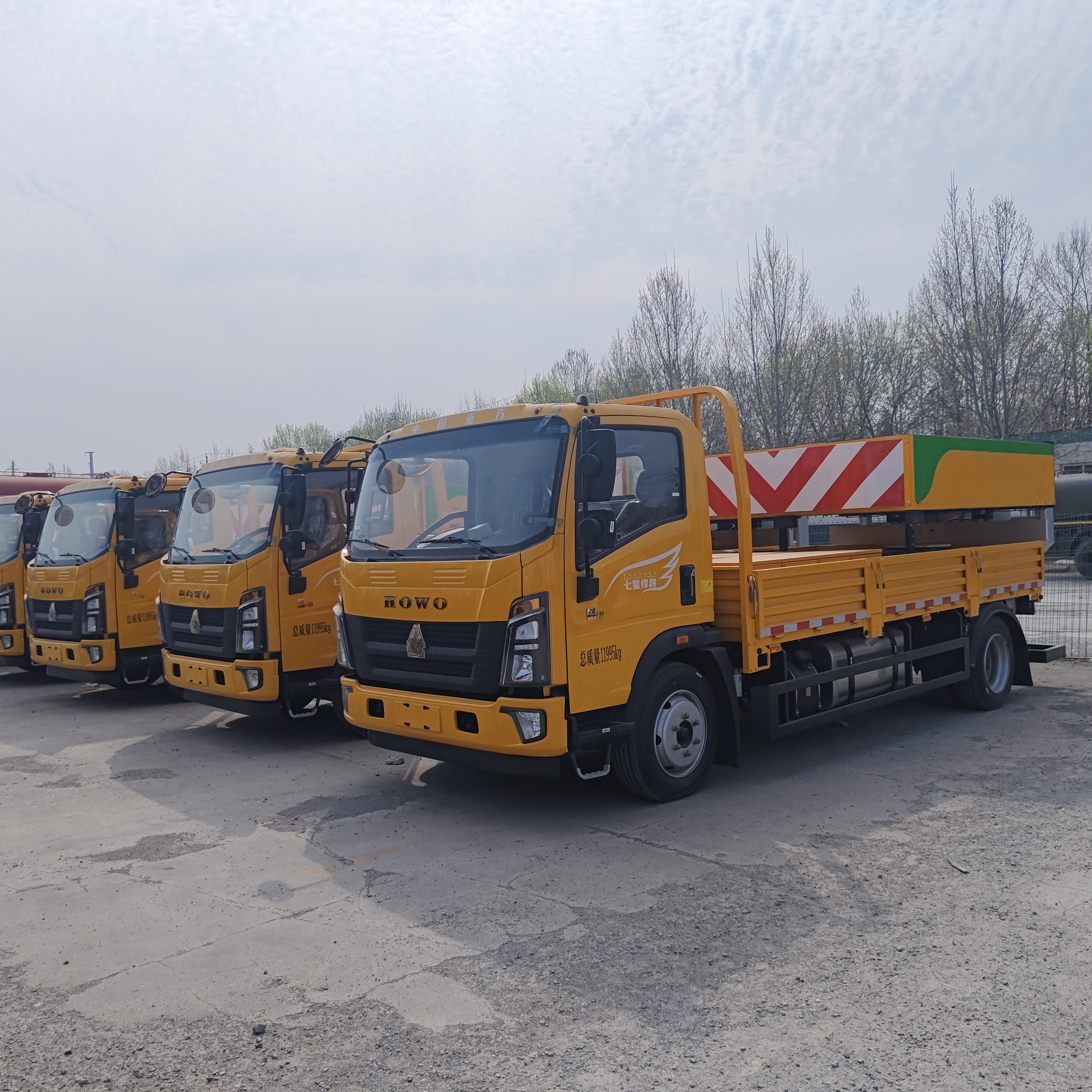 Howo 4×2 camion con ammortizzatore d'urto con struttura multistrato in acciaio ad assorbimento di energia, sistema di sollevamento idraulico e luci di avvertimento a LED per la sicurezza stradale