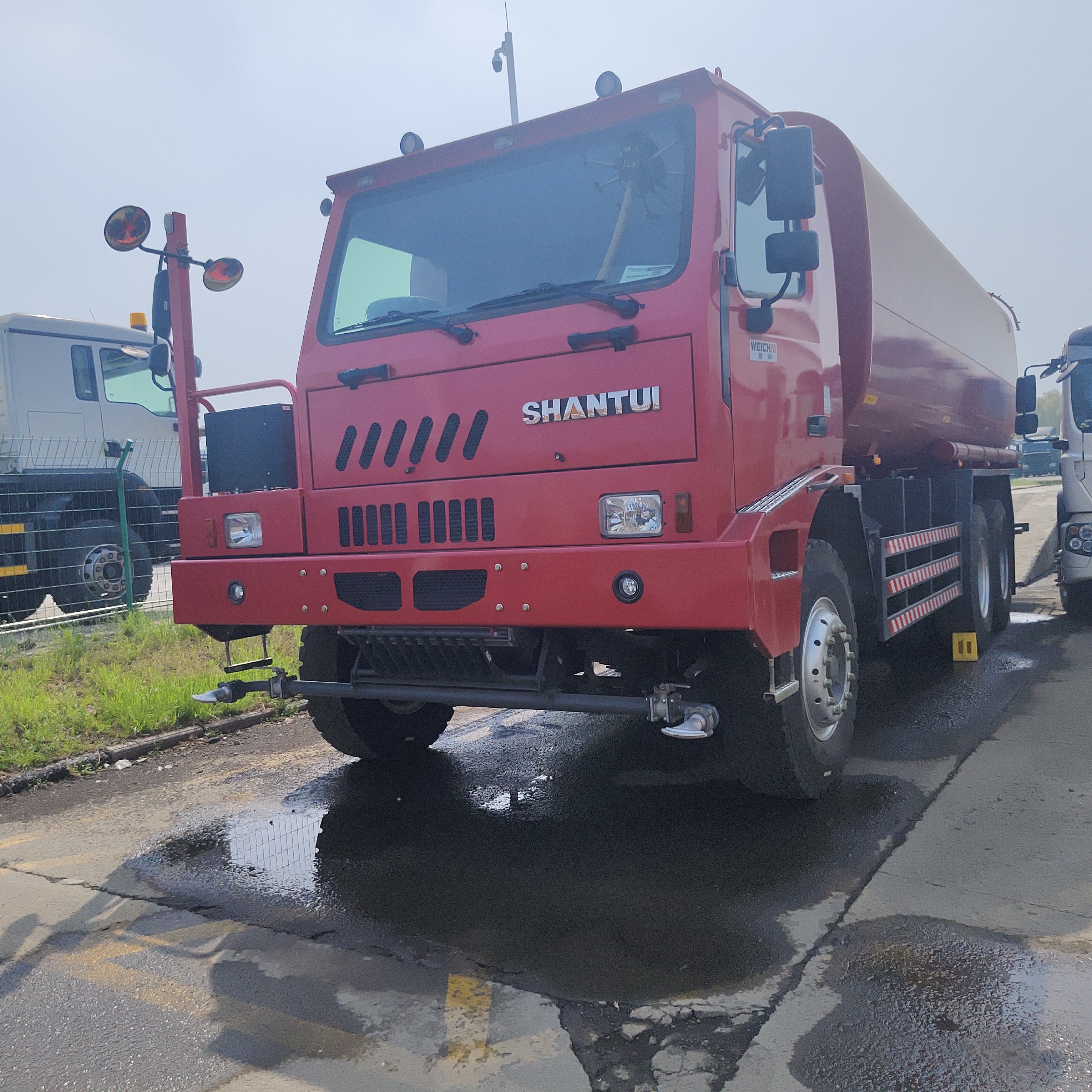 Shantui 6×4 Water Tank Truck con carico utile di 20 tonnellate e serbatoio in acciaio al carbonio ad alta resistenza per la soppressione della polvere mineraria