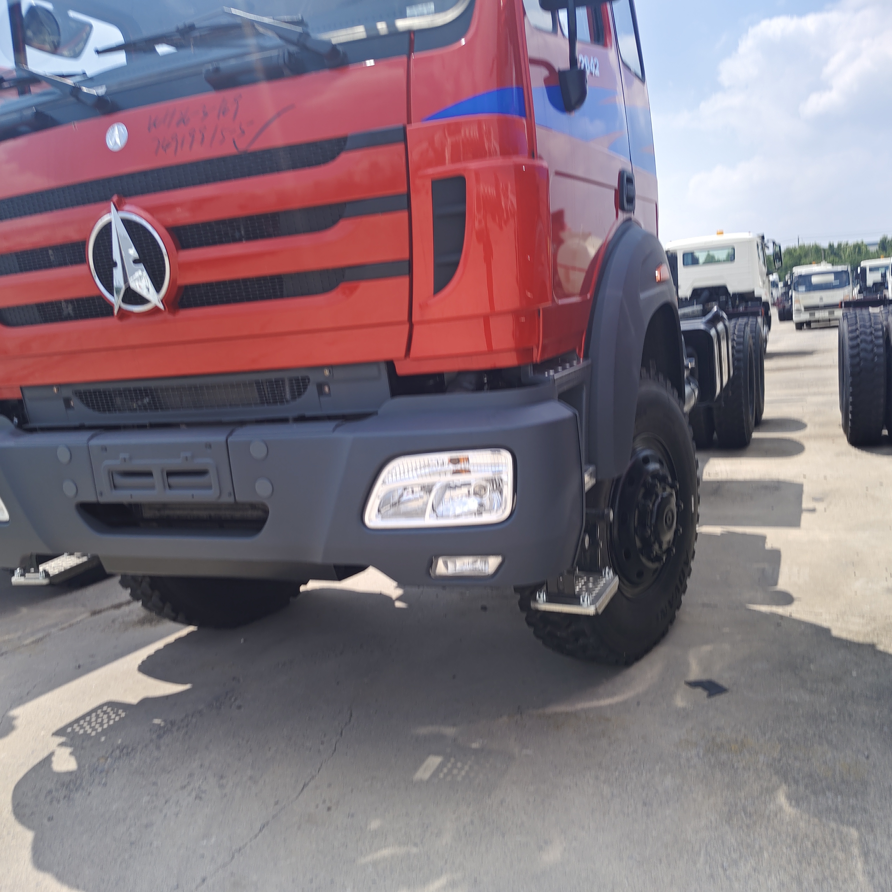 BEIBEN 2642 6×4 Heavy Duty Tractor Truck con motore WEICHAI da 420 CV e telaio con tecnologia Mercedes-Benz