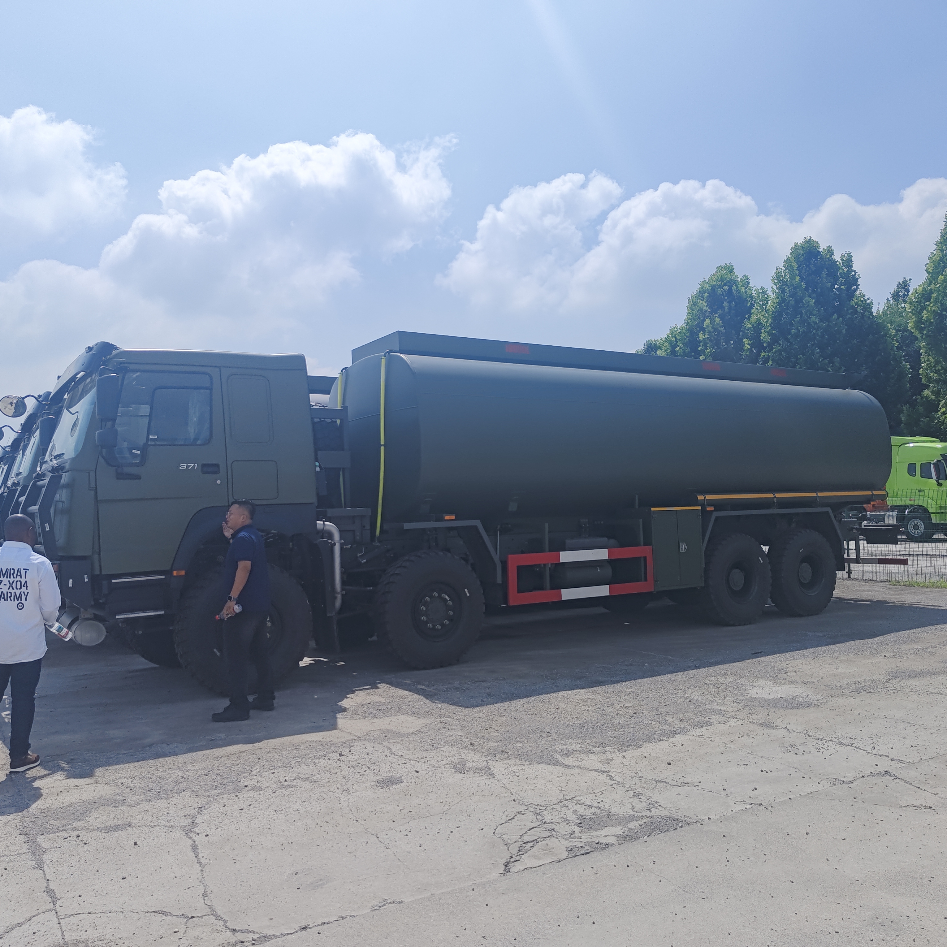 HOWO 8×8 60000L Fuel Tank Truck con motore da 371 CV per il trasporto di carburante pesante