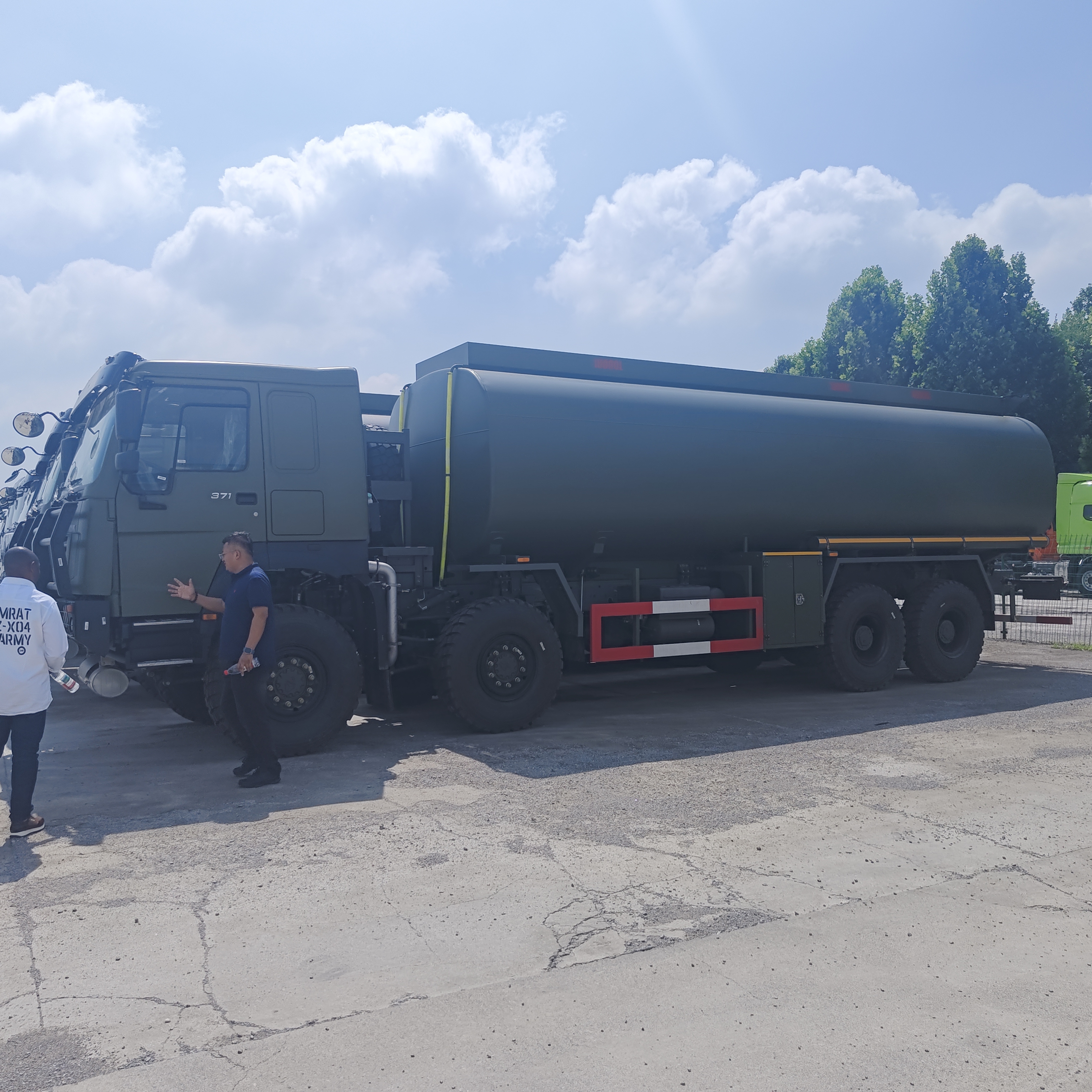 HOWO 8×8 Camione cisterna da 45.000 litri con motore da 371 CV e trazione integrale da 8×8 per il trasporto di carburante pesante