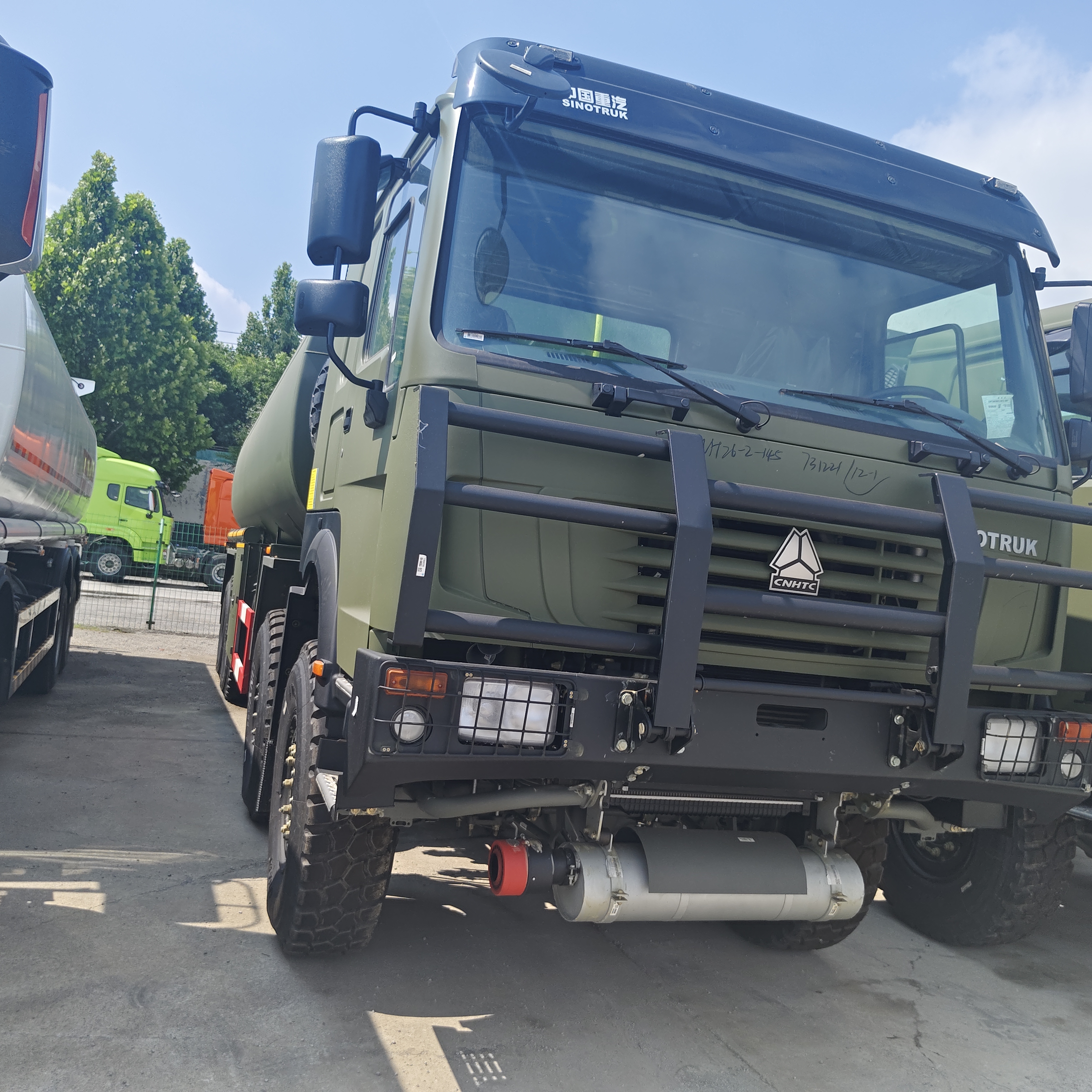 HOWO 8×8 Fuel Tank Truck con capacità di 30000L e motore da 371 CV per il trasporto di carburante pesante