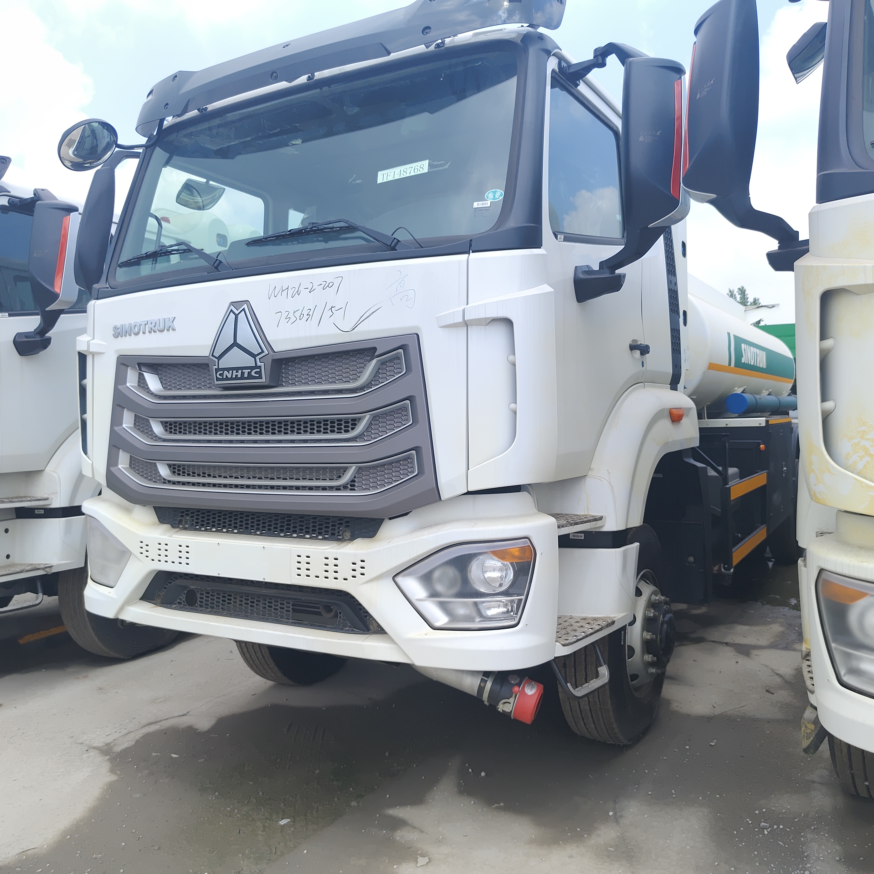 HOWO NX 6×4 CNG Fuel Tank Truck con motore da 400 CV e capacità di 30.000 litri per il trasporto di diesel e benzina