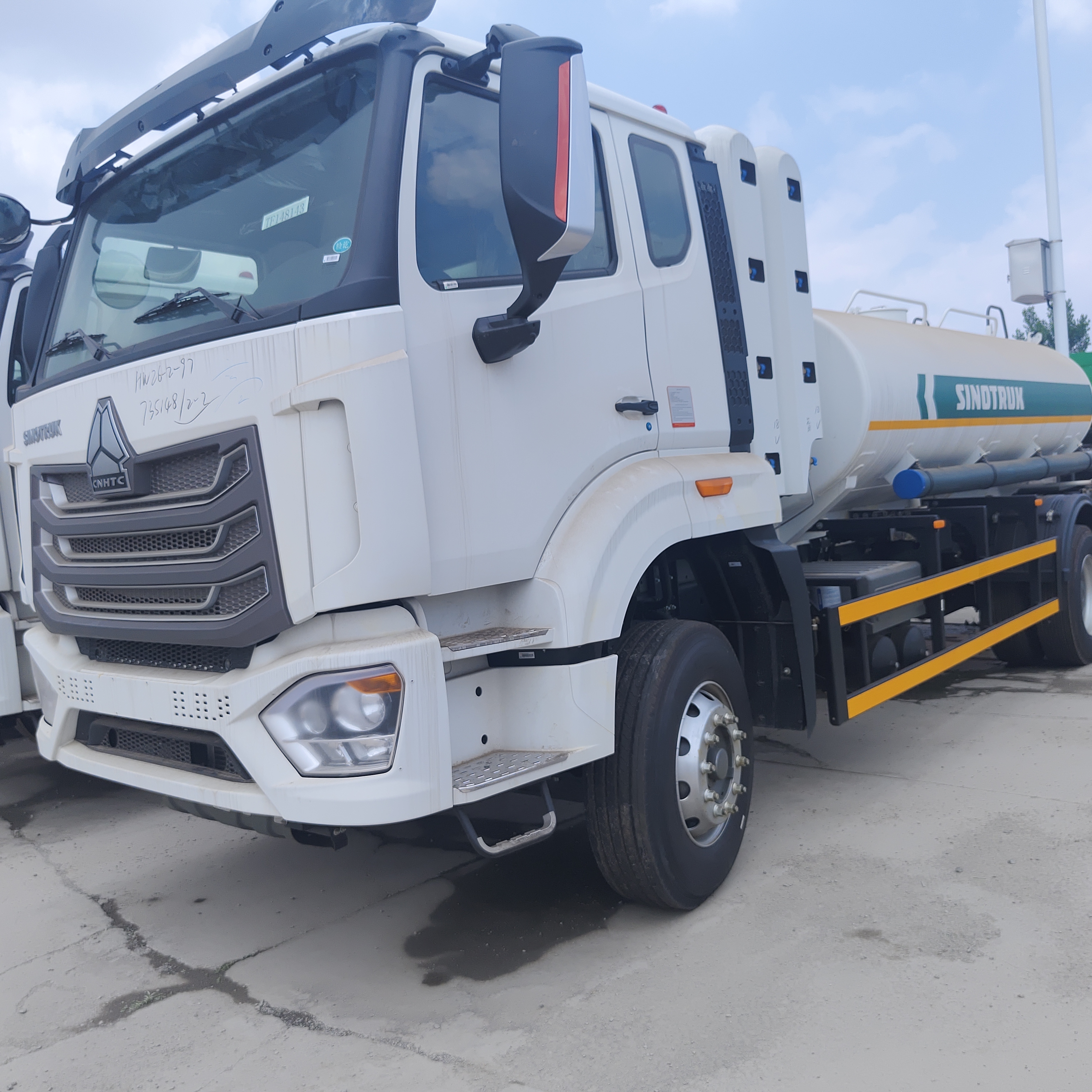 HOWO NX 6×4 CNG Fuel Tank Truck con motore da 400 CV e carico utile da 20 tonnellate per il trasporto di diesel e benzina