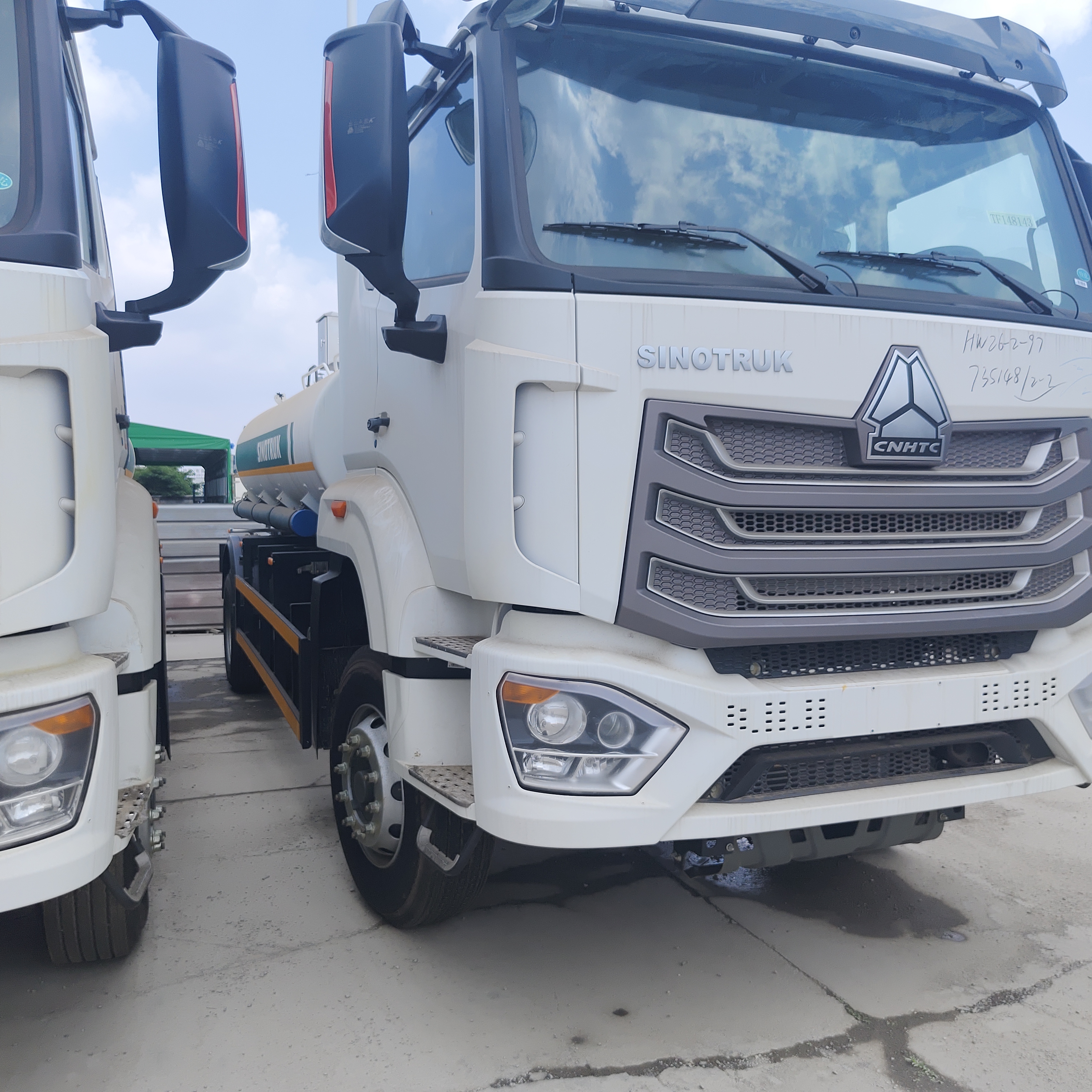 HOWO NX 6×4 CNG Fuel Tank Truck con motore da 400 CV e carico utile da 20 tonnellate per il trasporto di diesel e benzina