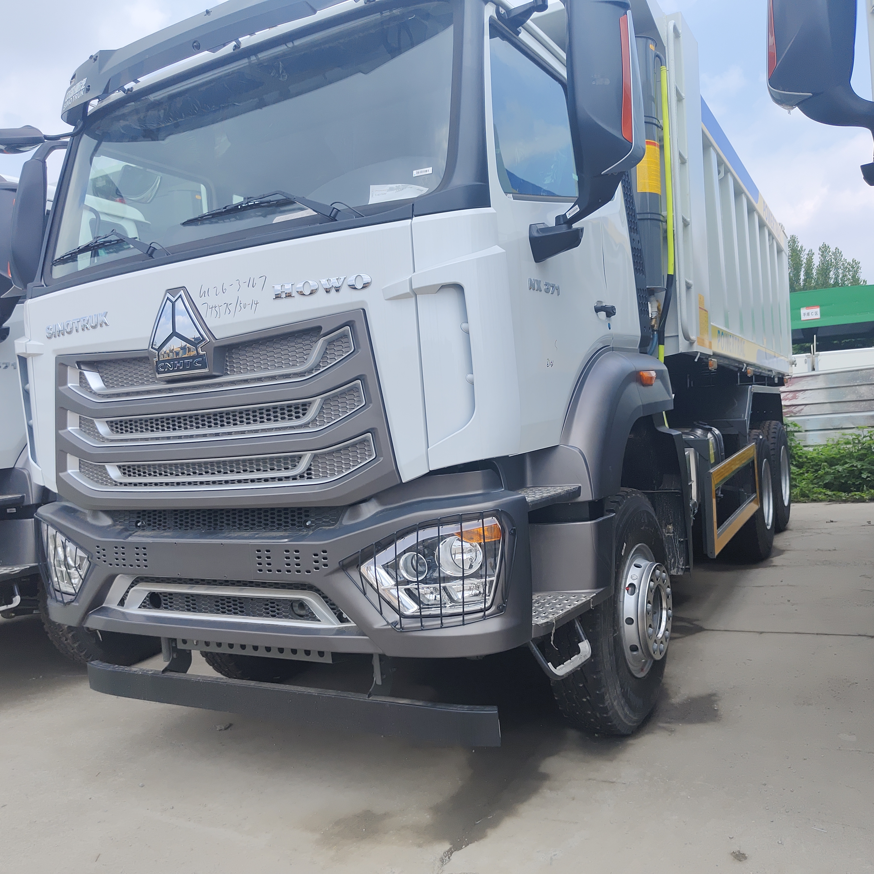 HOWO NX 6×4 Dump truck per miniere con motore da 400 CV e corpo a forma di U per il trasporto pesante