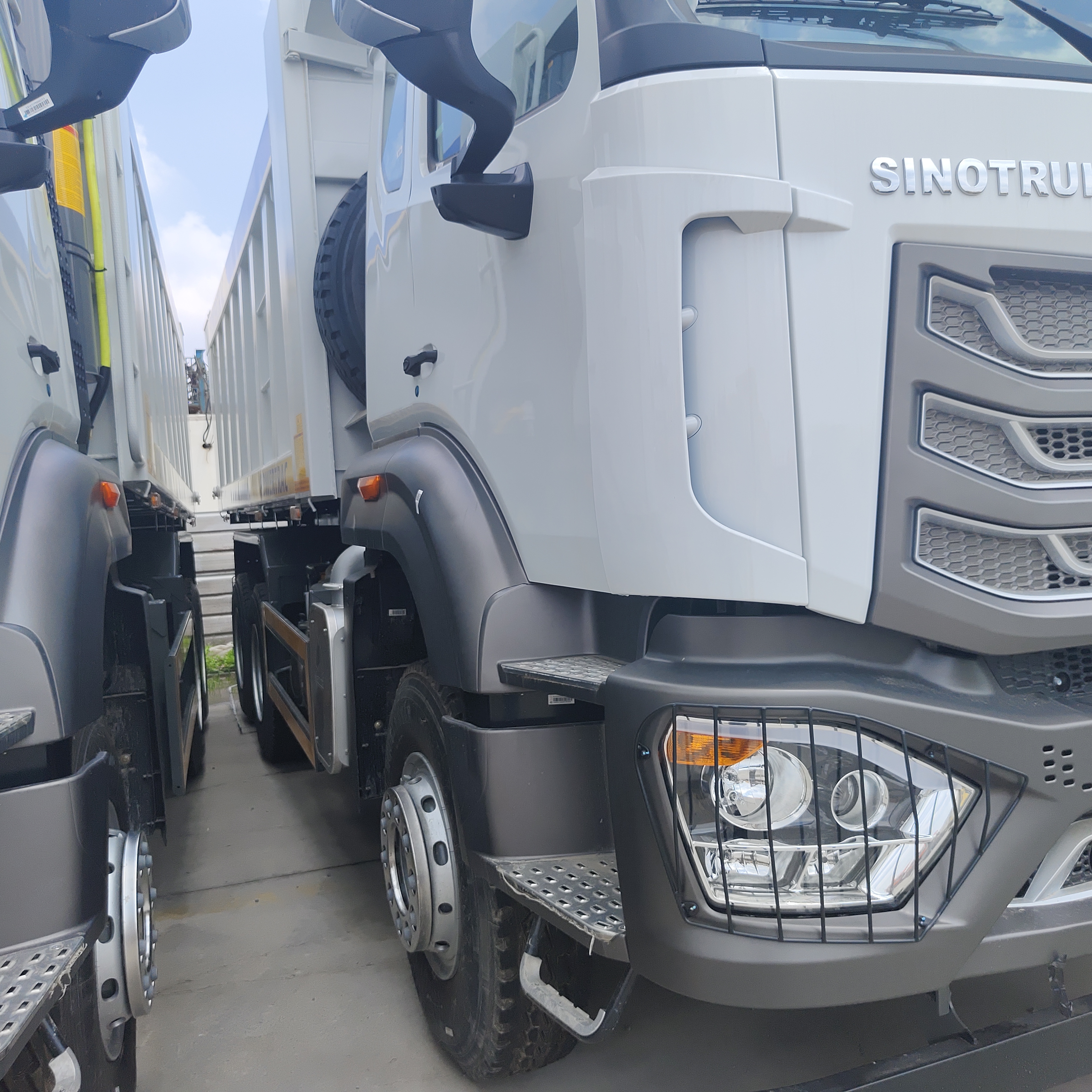 HOWO NX 6×4 Heavy Duty Dump Truck con motore da 400 CV e carrozzeria da 25 CBM per miniere e costruzioni
