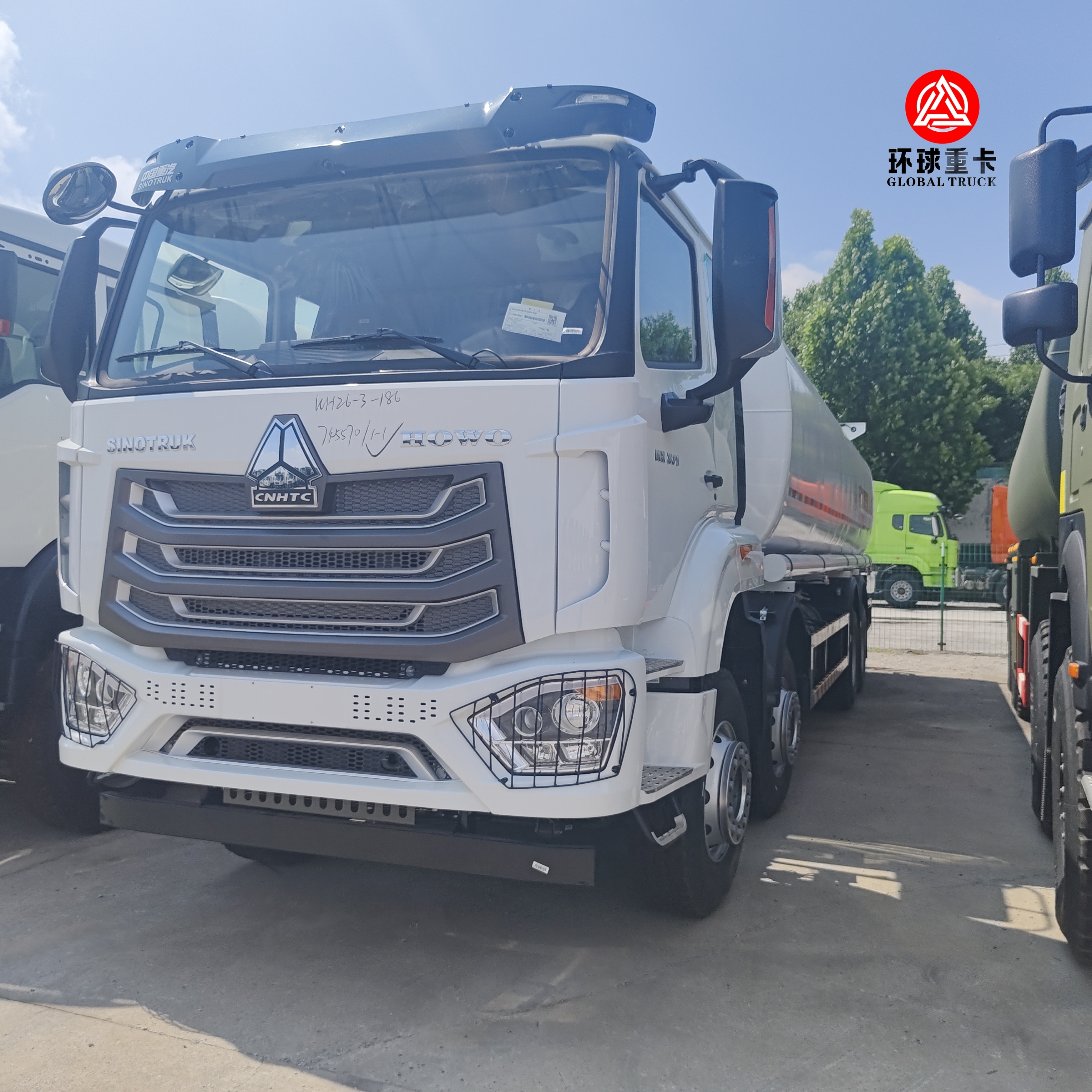 Autocisterna HOWO NX 8x4 da 30000L per carburante, camion cisterna diesel per trasporto carburante in Kenya