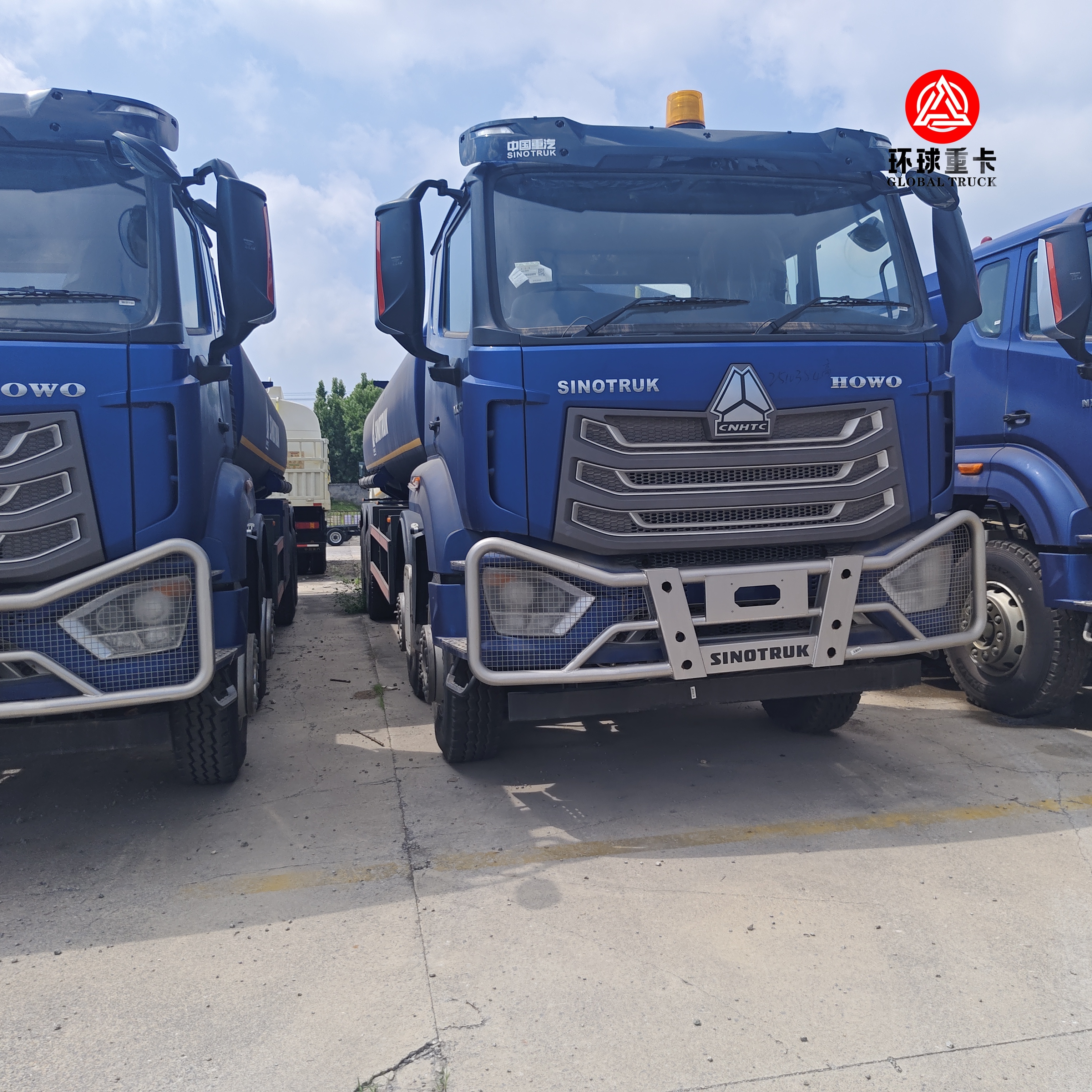 Autocisterna HOWO NX 8x4 da 30000L per carburante, camion cisterna per diesel per il mercato del Ghana