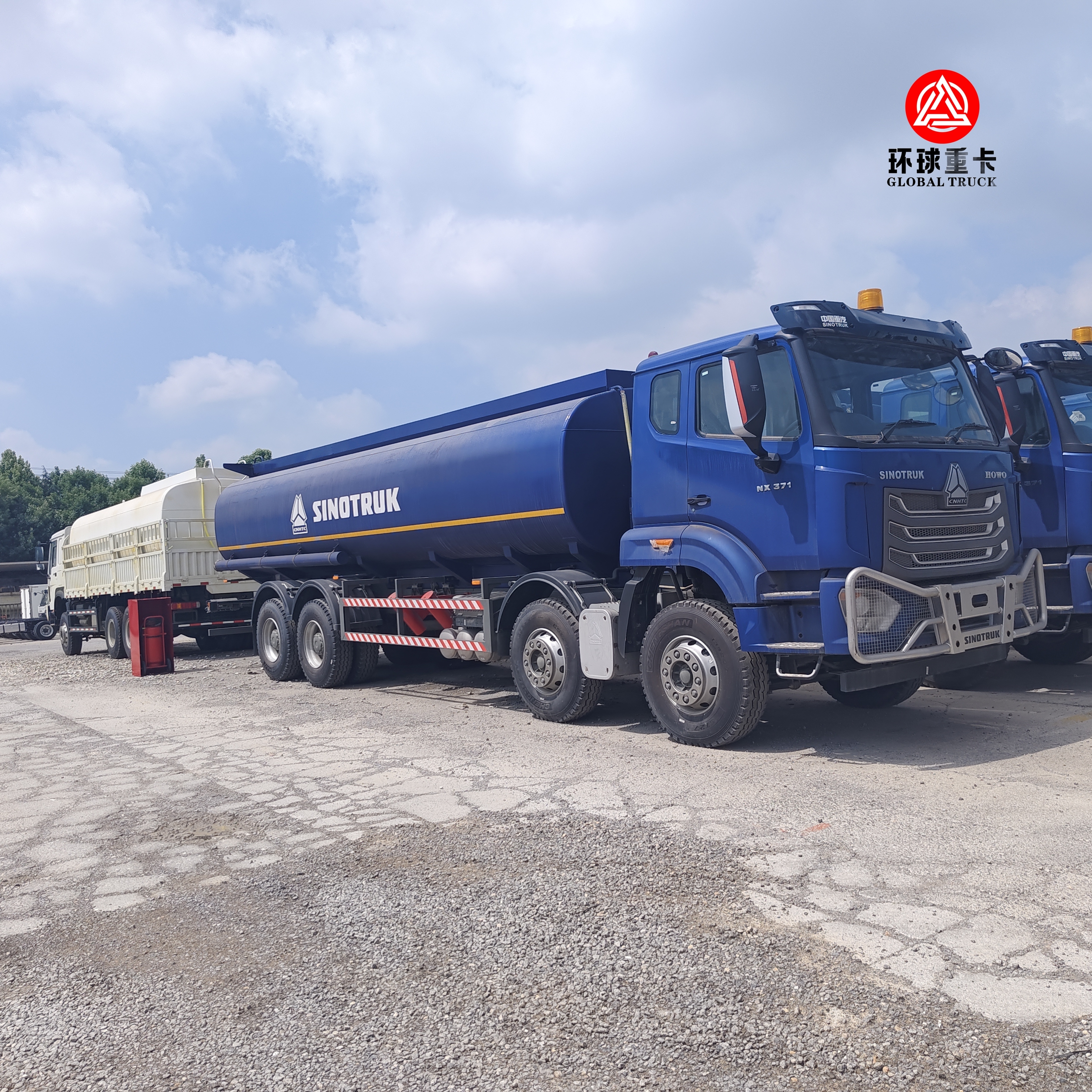 Autocisterna HOWO NX 8x4 da 30000L per carburante, camion cisterna per gasolio per impieghi gravosi per il mercato africano