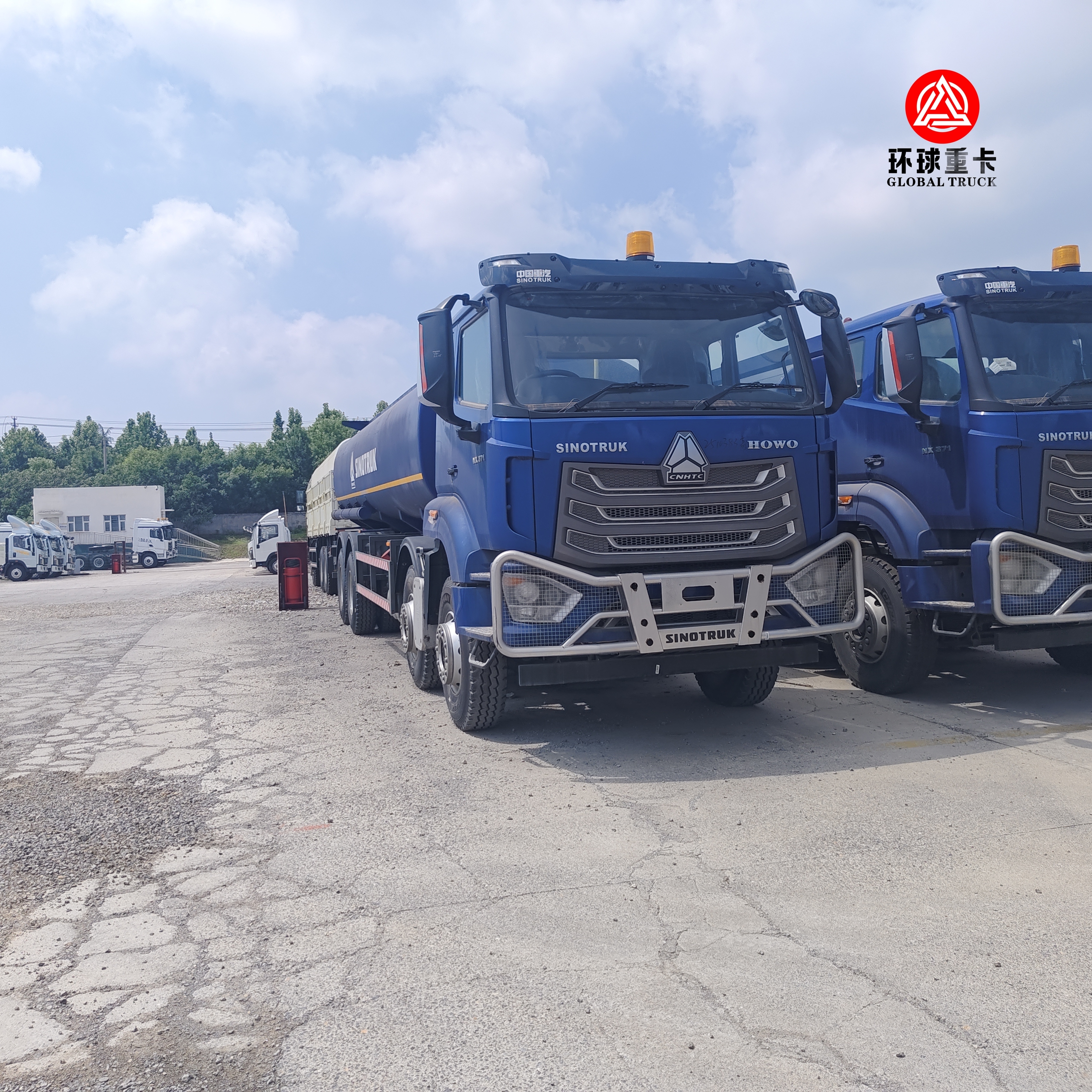 HOWO NX 8x4 30000L Fuel Tanker Truck Heavy Duty Diesel Bowser Truck per il mercato nigeriano